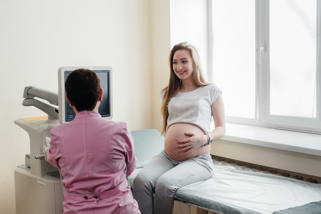 Une fille enceinte est conseillée par un médecin après une échographie à la clinique. Examen médical