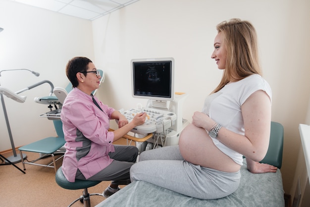 Une fille enceinte est conseillée par un médecin après une échographie à la clinique. Examen médical