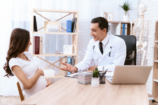 Une fille enceinte est venue chez le médecin de la clinique.