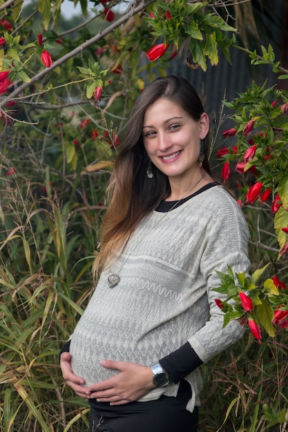 Photo fille enceinte heureuse