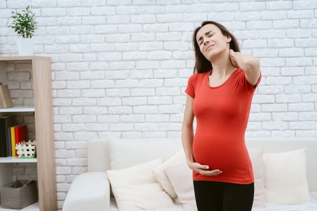 Une fille enceinte a mal à la maison.