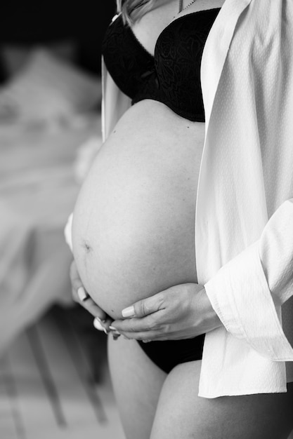 Une fille enceinte sur une photo en noir et blanc