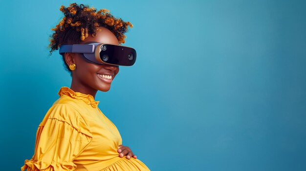 une fille enceinte souriante avec des lunettes de soleil de réalité virtuelle