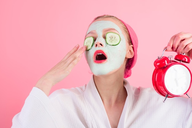 Fille endormie avec masque cosmétique. Masque avec des tranches de concombre sur les yeux. Masque facial à l'argile. Spa. Masque cosmétique. Masque de beauté. Soins de spa. Santé. Une peau propre.