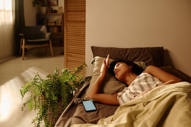 Une fille endormie qui se cache de la lumière du matin.