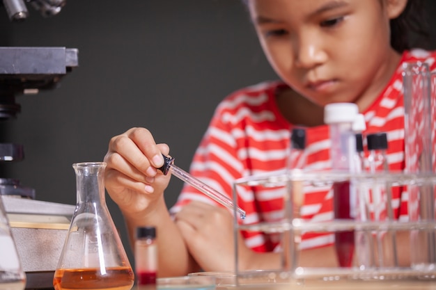 Fille enfant asiatique faisant une expérience chimique en laboratoire.