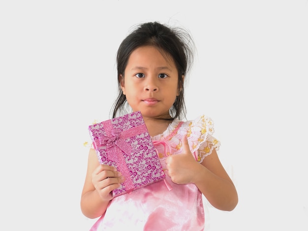 Fille enfant asiatique heureux avec boîte-cadeau de modèle pour le thème de Noël