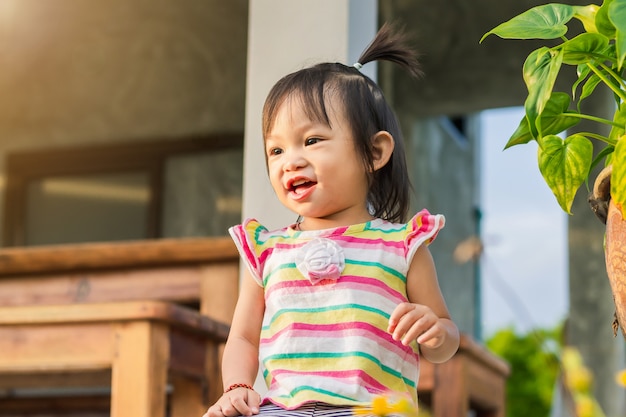 Fille enfant asiatique heureux