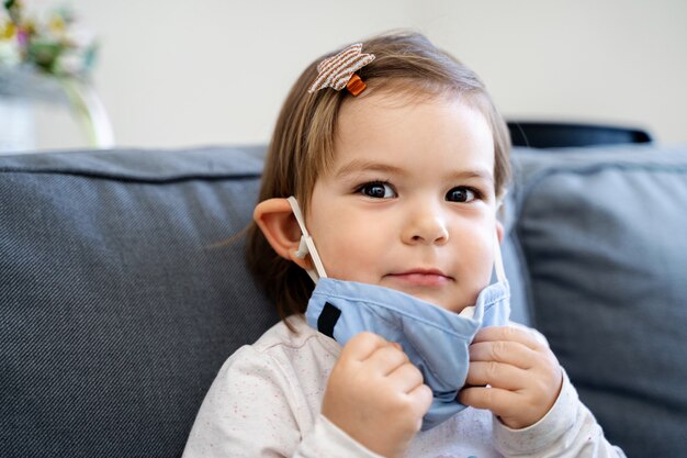 Fille enfant en bas âge avec un masque médical sur le visage. Épidémie de coronavirus