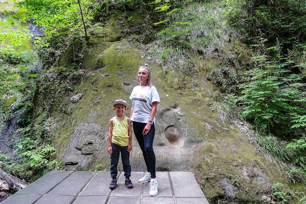 Une fille avec un enfant dans les gorges de Dante dans le parc de villégiature Hot Key Russia 2021