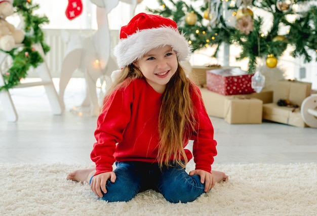 Fille d'enfant dans le temps de Noël