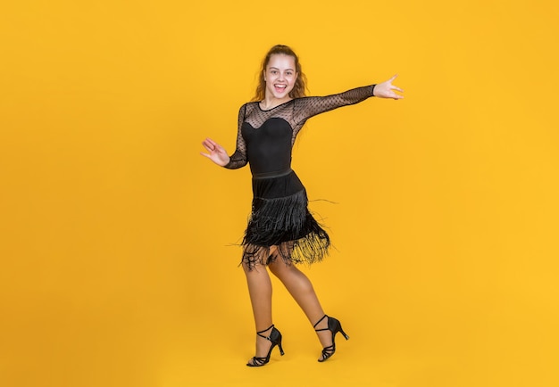 Fille Enfant Danseuse De Salon Mignon Porter Une Robe Noire En Pose De Danse, Danse.