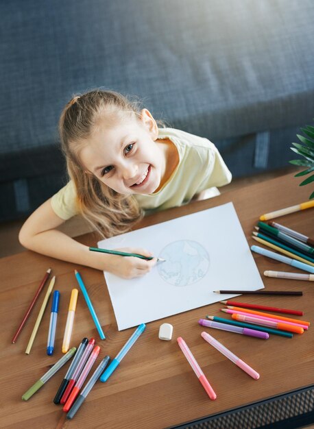 Fille enfant dessin aux crayons colorés