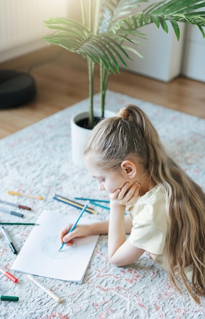 Fille enfant dessin aux crayons colorés