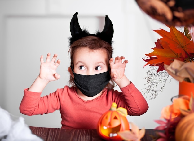 Fille enfant drôle en costume maléfique pour Halloween.