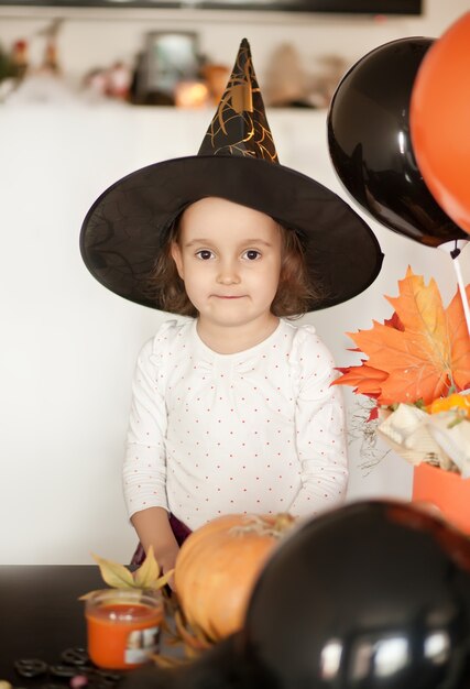 Fille enfant drôle en costume de sorcière pour Halloween.