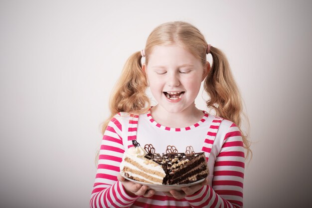 Fille enfant drôle avec gâteau