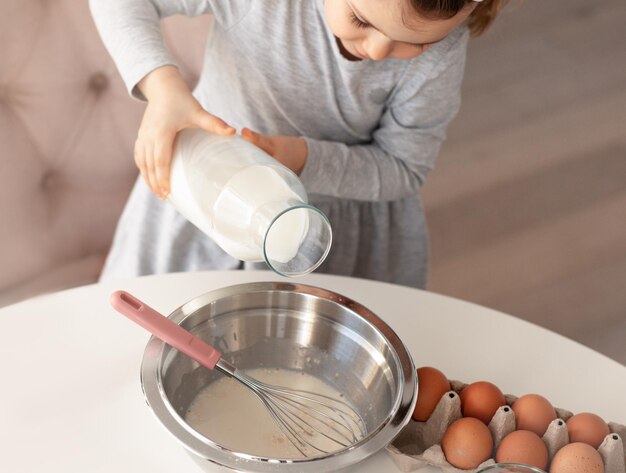 Fille d'enfant faisant cuire le gâteau de cuisson