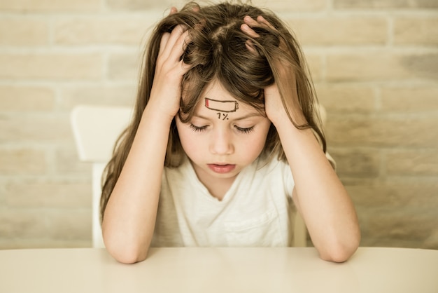 Fille enfant fatiguée avec concept de stress et de fatigue icône faible charge