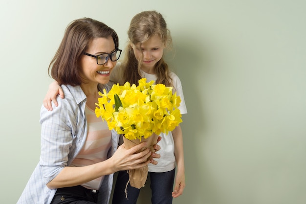 Fille enfant félicite la mère