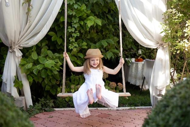 Fille Enfant Heureux Sur Balançoire En été