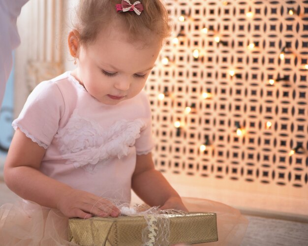 Fille enfant heureux avec des cadeaux de Noël