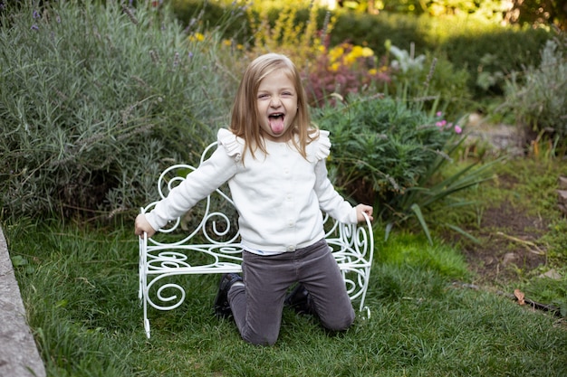 Fille enfant jouant dans la nature au printemps