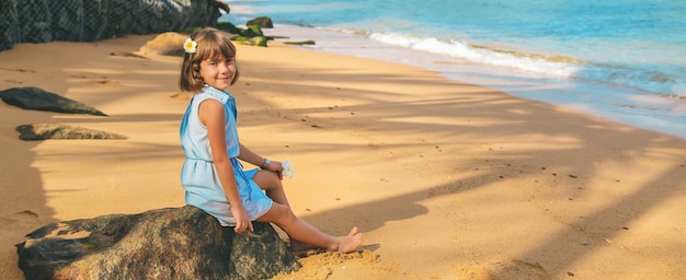 Fille enfant sur la plage au Sri Lanka