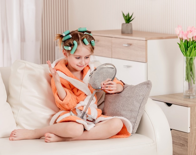 Fille enfant regardant dans le miroir