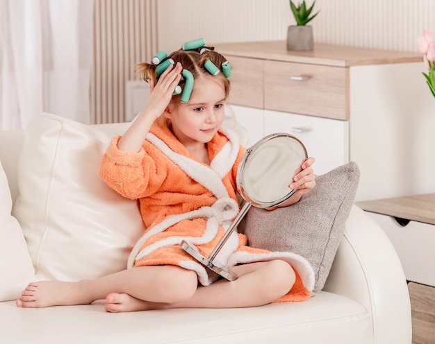 Fille enfant regardant dans le miroir