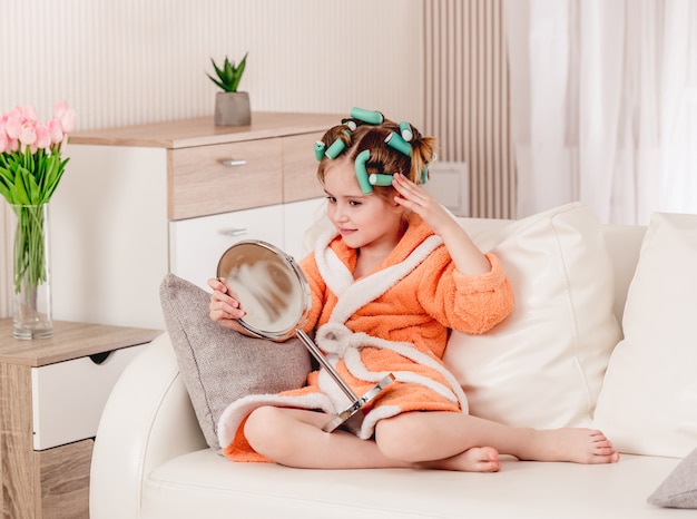 Fille enfant regardant dans le miroir