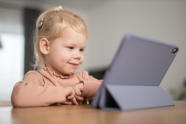 Fille enfant sourde avec implant cochléaire étudiant pour entendre la récupération des sons après la chirurgie de l'implant cochléaire et le concept de réadaptation