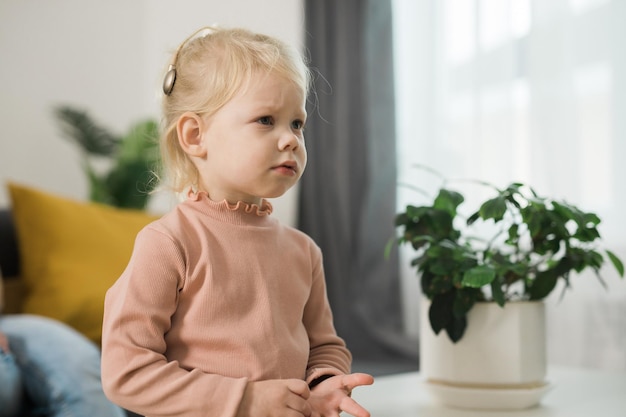 Fille enfant sourde avec implant cochléaire étudiant pour entendre les sons copier l'espace de récupération après imp cochléaire