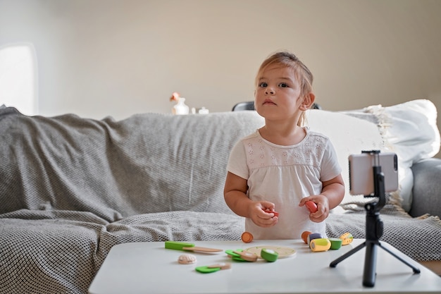 Fille enfant streaming vidéo en ligne