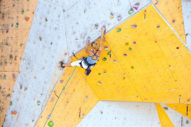 Fille escaladant le mur