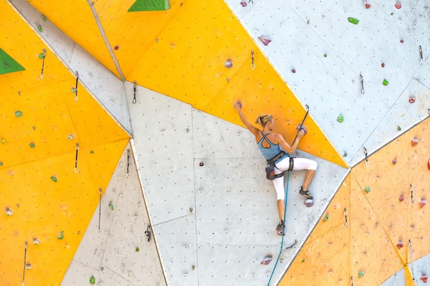 Fille escaladant le mur