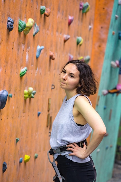 Fille escaladant le mur