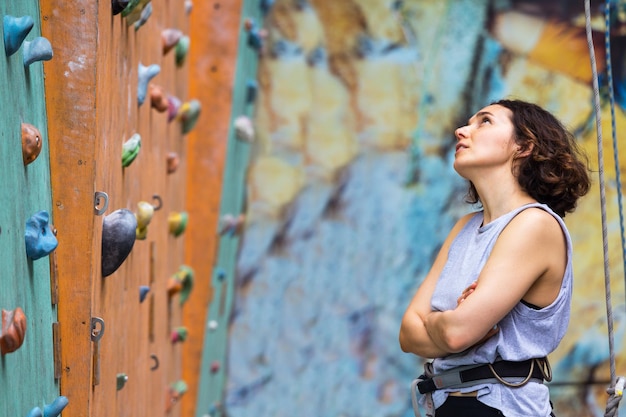 Fille escaladant le mur