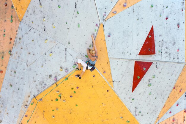 Fille escaladant le mur