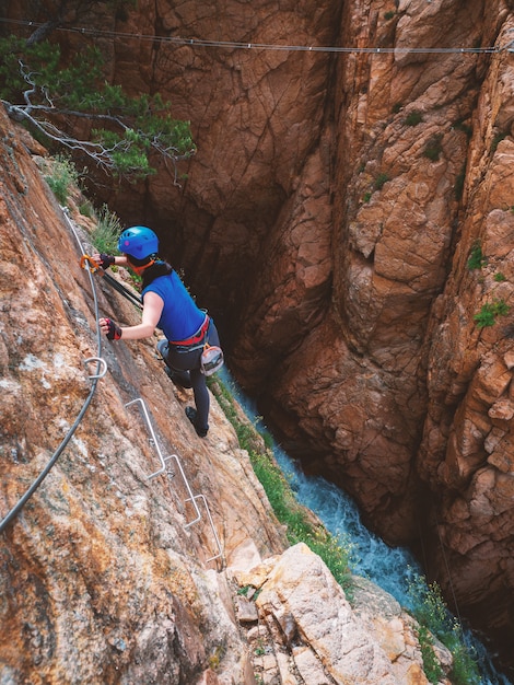 Photo fille escalade sur une via ferrata, sant feliu de guixols, catalunya, espagne