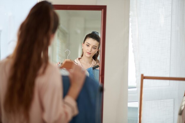 Fille essayant des vêtements