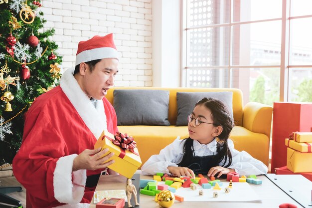 La fille est assise dans la même pièce