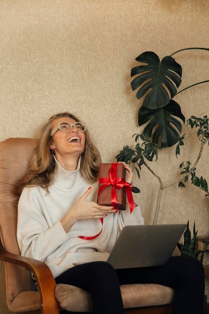 une fille est contente d'un cadeau en ligne