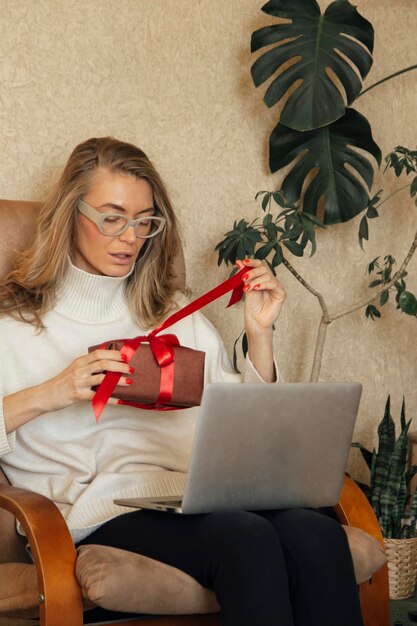 une fille est contente d'un cadeau en ligne