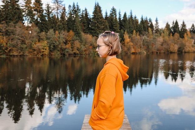 La fille est dans le parc d'automne Atmosphère d'automne vue panoramique sur la rivière