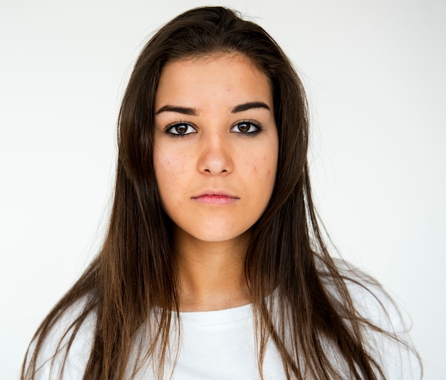 Une fille est dans une studio shoot