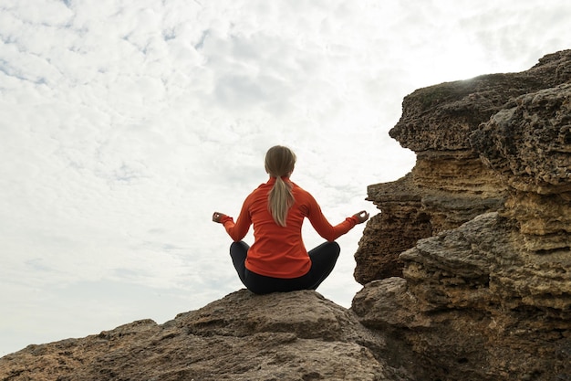 La fille est engagée dans la méditation dans la nature