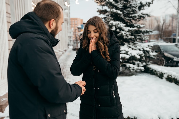 La fille est ravie de la demande en mariage de son homme bien-aimé