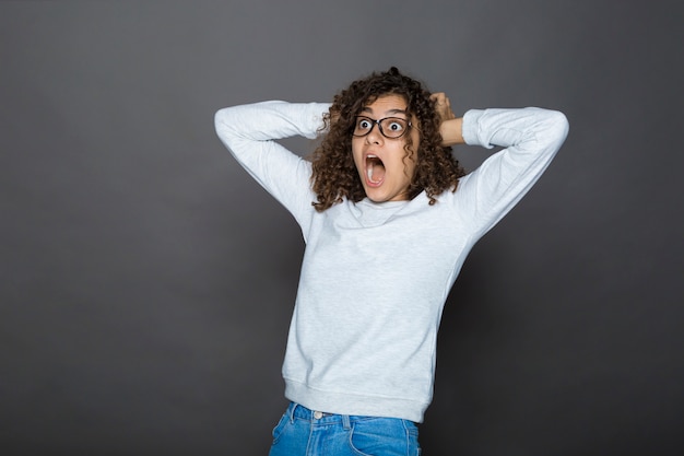 La fille est surprise choquée.