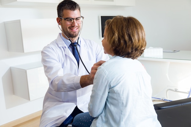 Fille étant examinée avec un stéthoscope par le pédiatre au bureau.